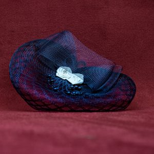 Tocado azul con lazo