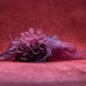 Tocado rojo con plumas