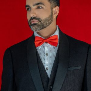 Traje negro moderno con detalles en satin