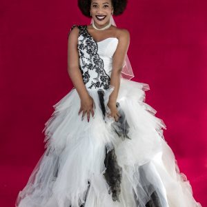 Vestido blanco y negro de encaje y capas escote asimétrico de corazón (2)