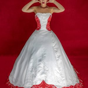 Vestido blanco y rojo corte princesa escote corazón