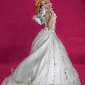 Vestido de Novia color arena con detalles en dorado corte princesa escote corazón