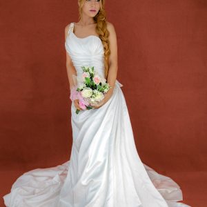 Vestido de novia blaco de satín de corte linea A escote asimétrico