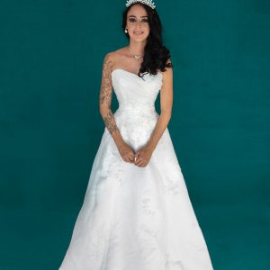 Vestido de novia blanco corte linea A escote de corazón con cola