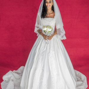 Vestido de novia blanco corte princesa con cola escote cuadrado
