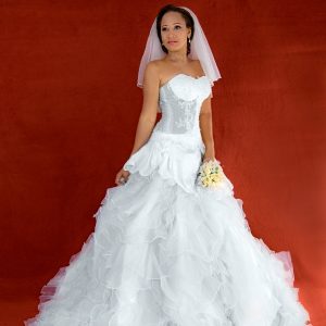 Vestido de novia blanco corte princesa con transparencias escote recto