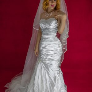 Vestido de novia blanco corte sirena de satin escote corazón