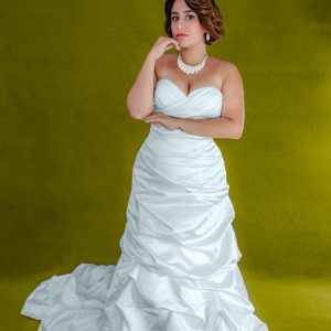 Vestido de novia blanco de satin con cola corta corte linea A escote corazón