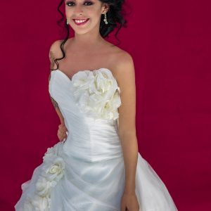 Vestido de novia color arena corte princesa escote de corazón con cola y detalles florales