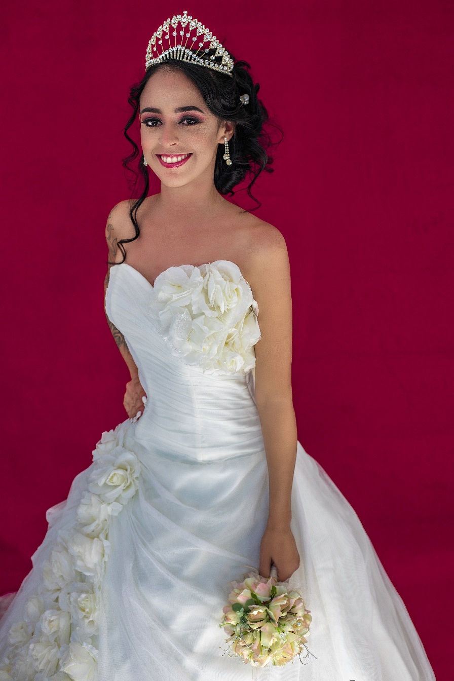 Vestido de novia color arena corte princesa escote de corazón con cola y detalles florales