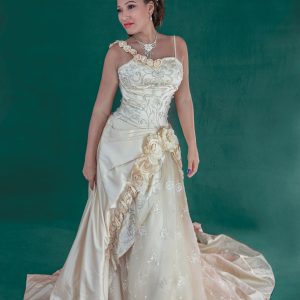 Vestido de novia color baige corte linea A escote corazón