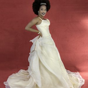 Vestido de novia color beige corte linea A escote recto