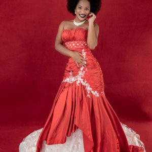 Vestido rojo y blanco con pedrería corte sirena escote corazón (2)