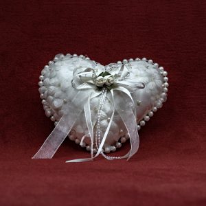 cojin en corazón para anillos