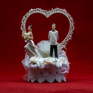 pareja de novios y corazon para el pastel