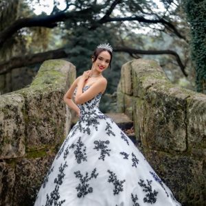 Vestido blanco con bordados en negro