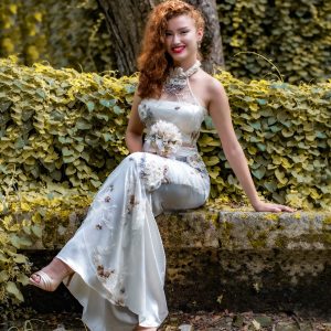 Vestido de novia con pedreria y decoraciones florales con transparencias