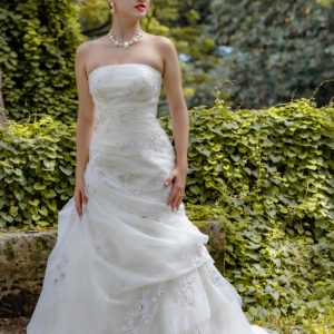 Vestido de novia straples corte sirena con incrustaciones