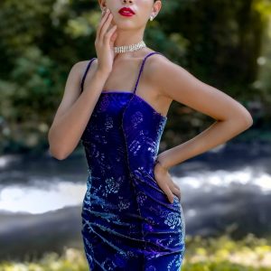 Vestido morado y azul con motivos florales