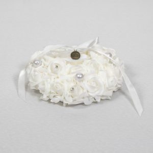 Cojin para los anillos de rosas blancas