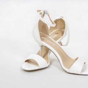 Zapatos de novias blanco con tacon plata estilo clasico
