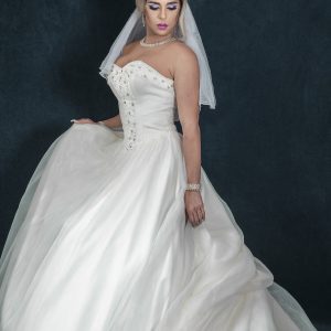 Vestido con pedreria en escote corazon, corte princesa color marfil