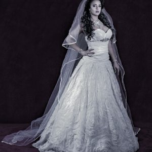 Vestido corte princesa de varias capas por motivos flores en toda la falda color hueso