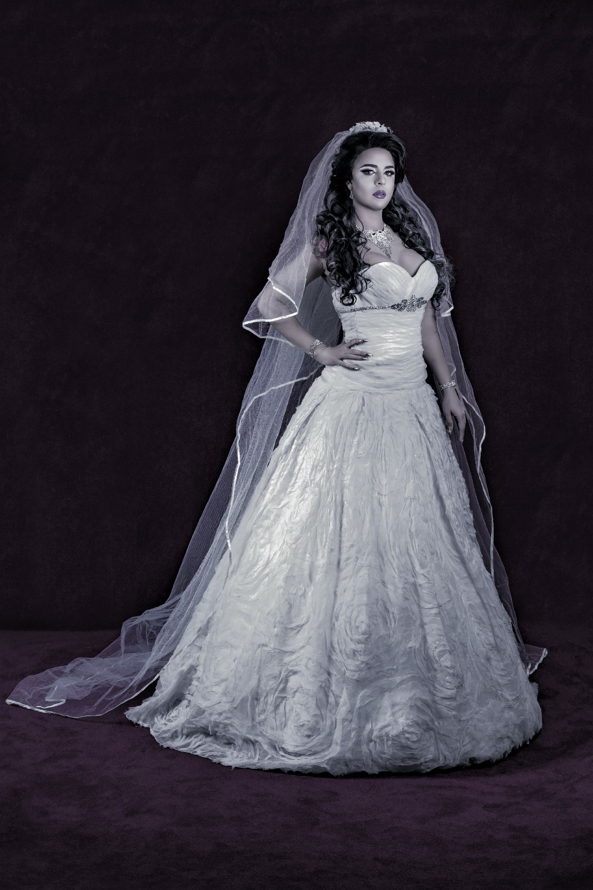 Vestido corte princesa de varias capas por motivos flores en toda la falda color hueso