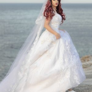 Vestido de Novia color marfil de cola larga escote corazon con pedrería corte princesa